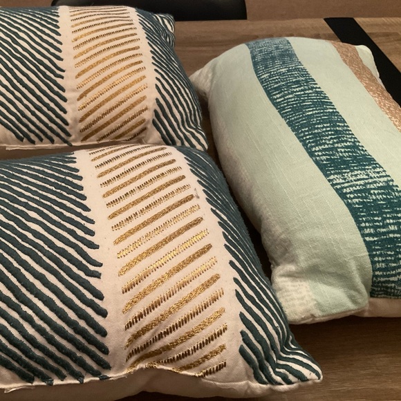 👋🏽 Last Chance👋🏽 Throw Pillow set (3) teal, gold, white - Picture 6 of 7